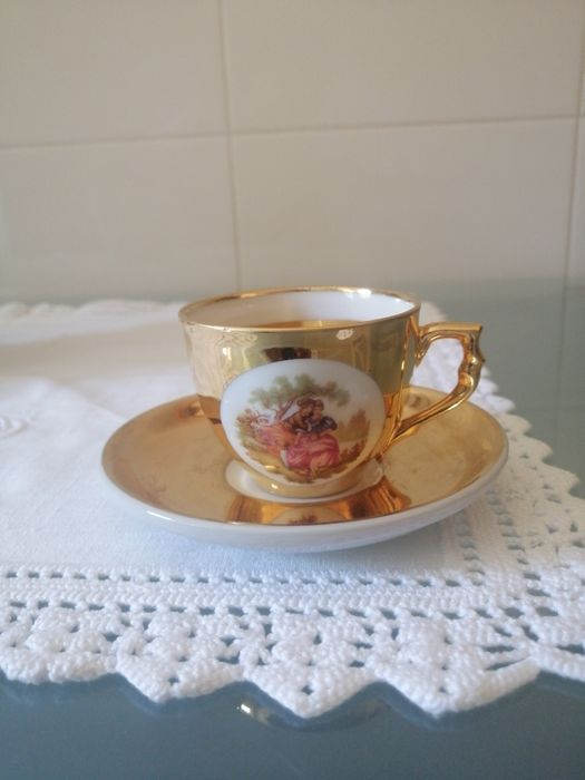 Chávena de café dourada antiga+ 7 taças de fruta 6 pequenas e 1 grande
São antigas vintage.