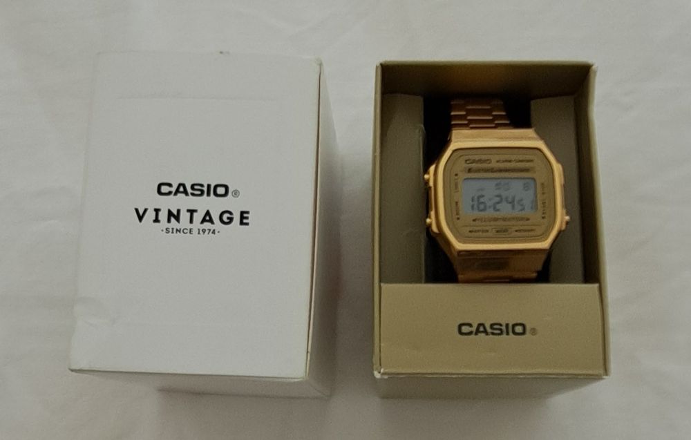 Relógio casio dourado