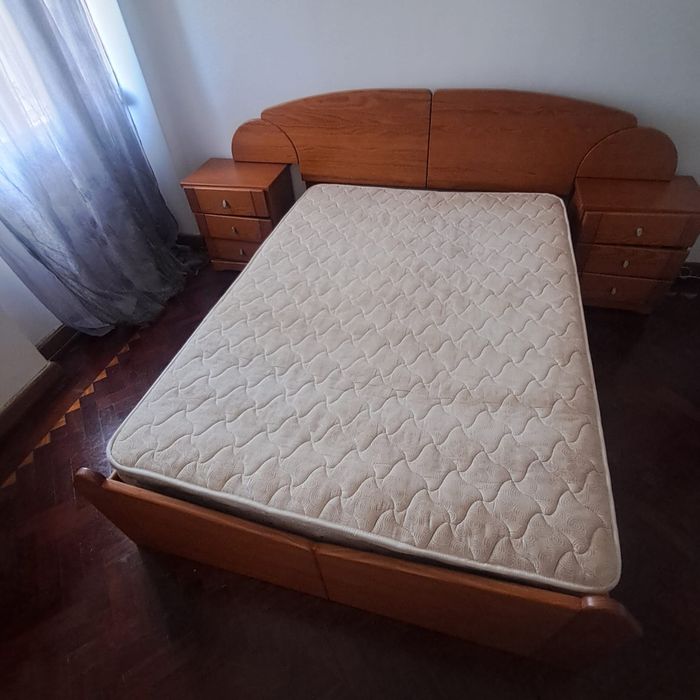 Cama de casal com 4 gavetas e 2 mesinhas de cabeceira