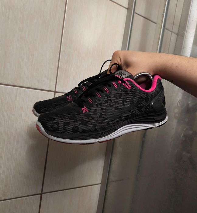 Sportowe 40,5  buty do biegania marki Nike, model Lunarglide 5. Cholewka w kolorze czarnym z ciemnoszarym wzorem imitującym cętki pantery. Na panelach