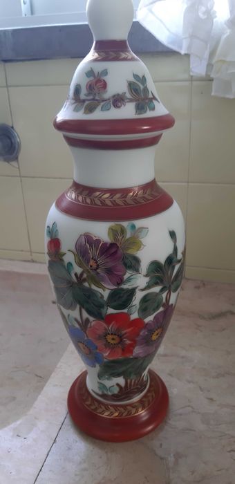 Potes em vidro branco opalino