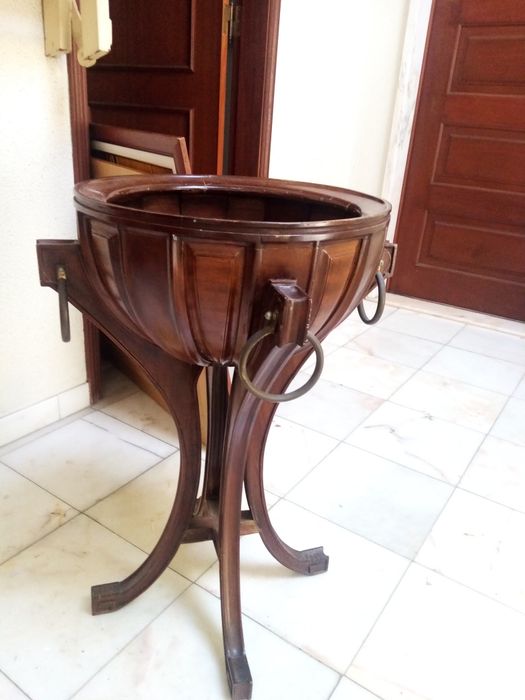 Floreira em madeira, peça antiga