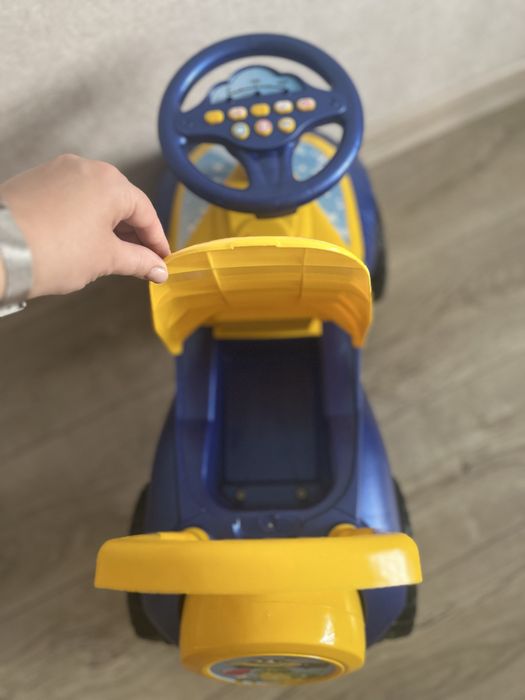 Машинка толокар Doloni Toys жовто-синя з багажником і спинкою