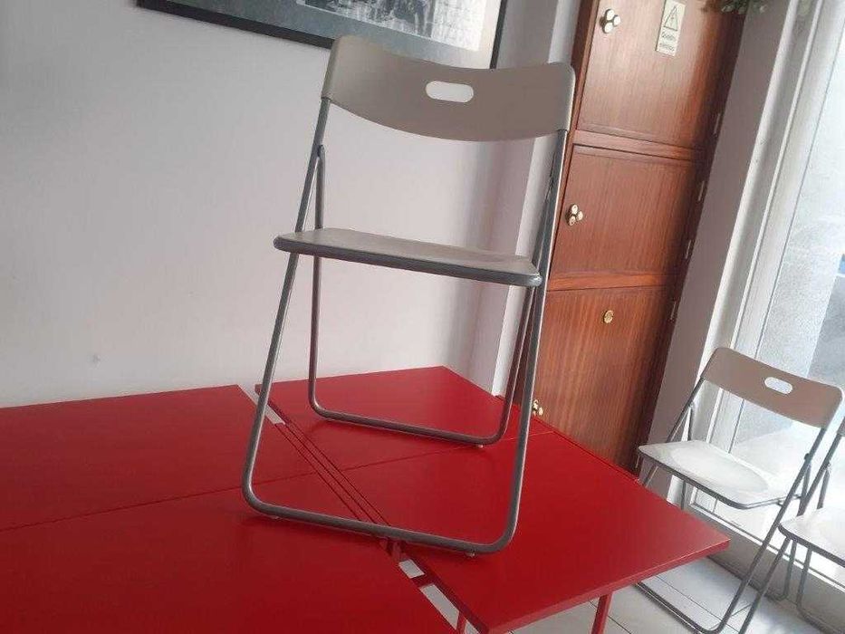 Mesas e cadeiras em metal e pvc