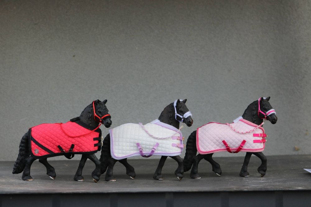 3 zestawy akcesoriów dla modeli koni