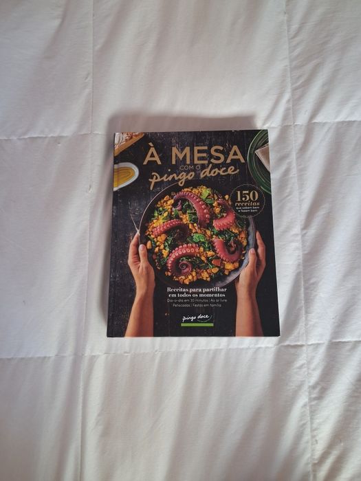 Livro à mesa com o pingo doce