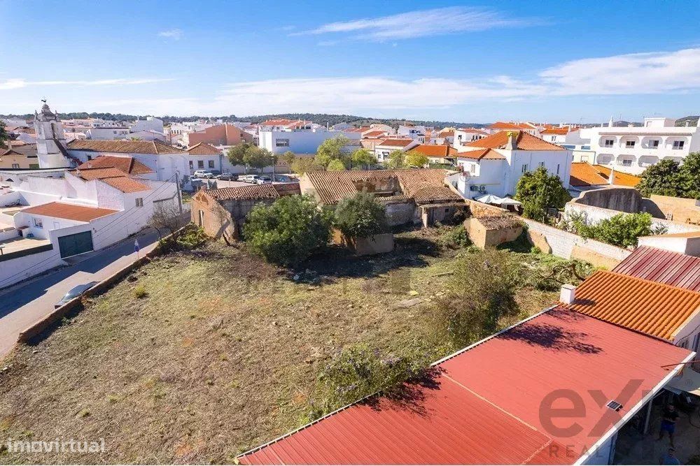 Terreno Central em Odiáxere Para Construção de Apartamentos ou Moradia