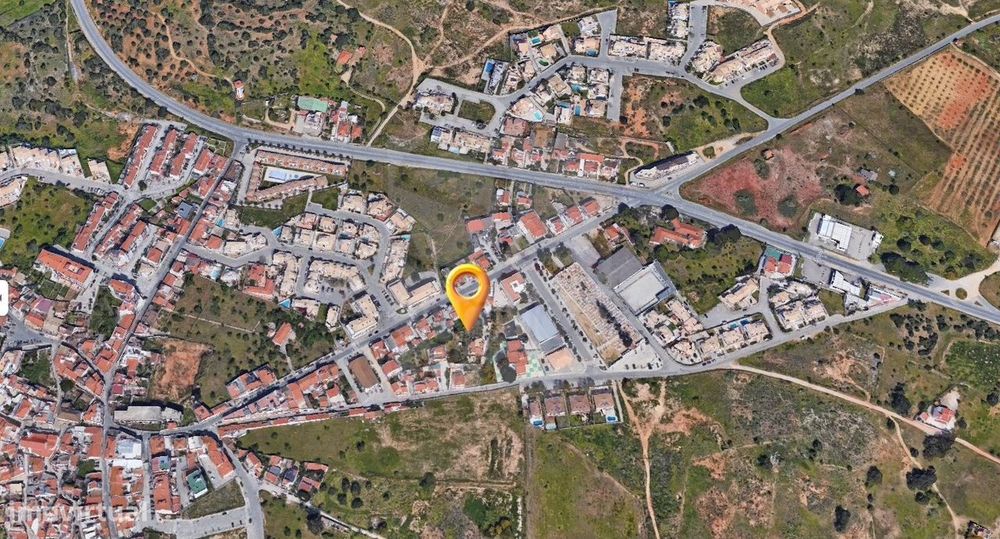 Pêra - Terreno Urbano com 645 m2 - Localização Central