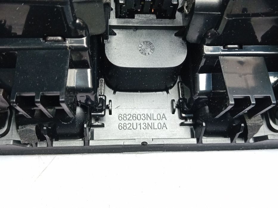 Moldura da consola central / rádio / aro NISSAN Leaf EV (ZE0)