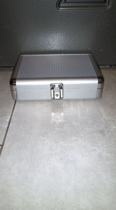 Футляр для переносу комп'ютерних запчастин