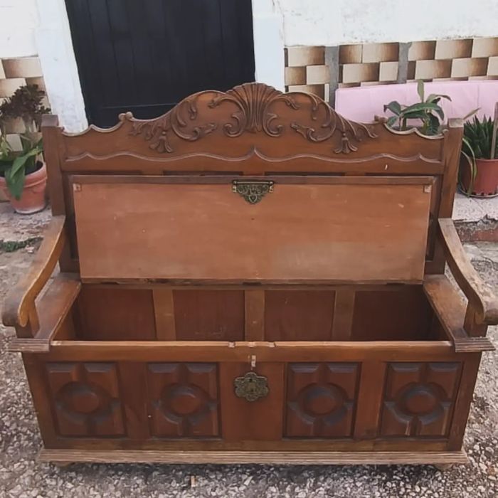Banco baú em bom estado