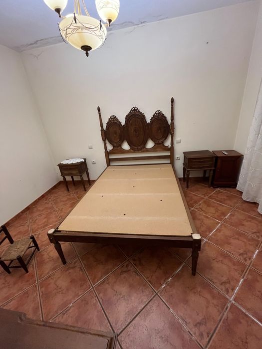 Cama de casal em madeira meciça