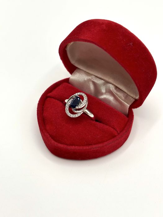 Złoty pierścionek z szafirem i brylantami