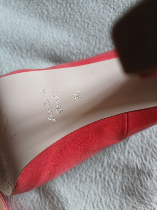 Włoskie skórzane buty w rozmiarze 39.