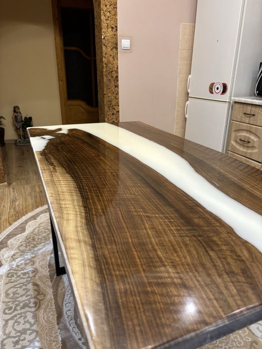 Стіл з горіха і епоксидної смоли