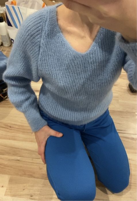 Sweter w serek, bufiaste rękawy, ciepły- niebieski, bez