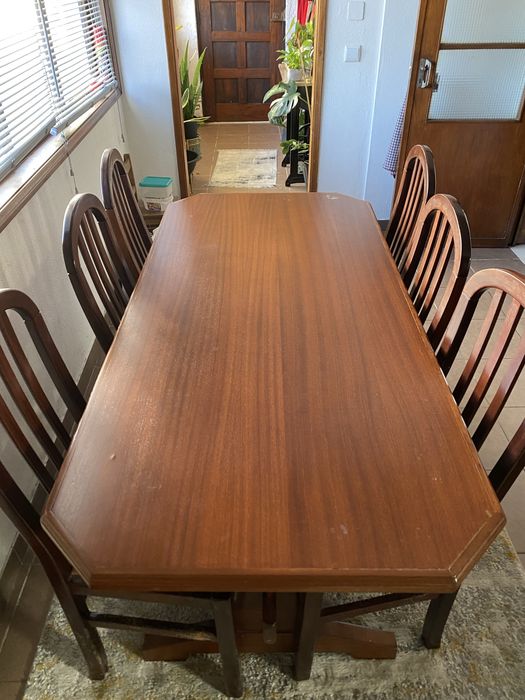 Mesa com 6 cadeiras