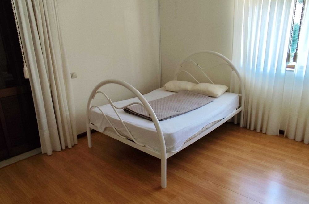 Cama de casal branca, em ferro