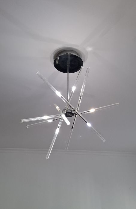 Candeeiro extrutura metalica cromado com 6 varetas e 12 lâmpadas.