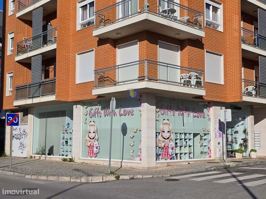 Espaço Comercial com 82m2 na Rua Cidade de Abrandes, junto à Universid