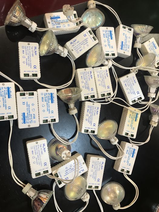 Transformador 12 V + casquilho + lâmpada halogénio MR16