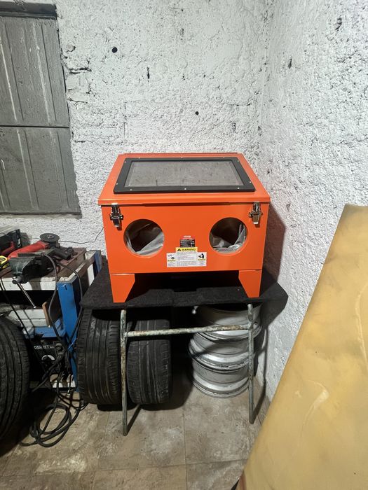 Cabine de jateamento profissional, pouco utilizada, com mesa de suporte incluída
