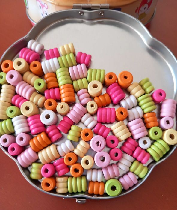Contas coloridas de madeira