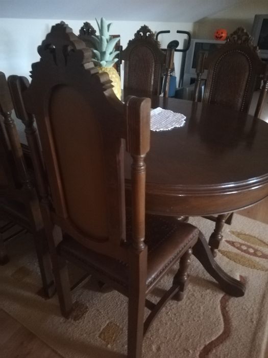 Mesa de jantar com 8 cadeiras de couro
