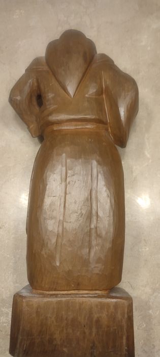 Drewniana rzeźba figura mnicha