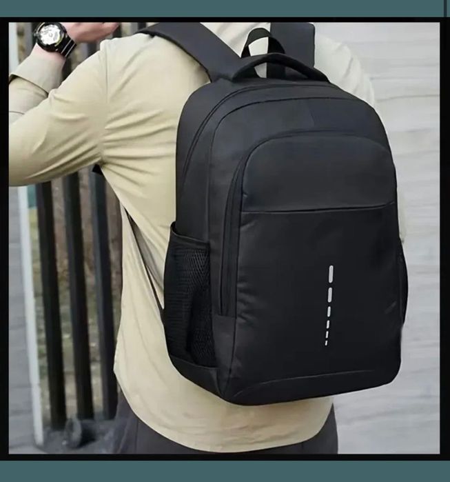 Plecak unisex czarny do pracy, szkoły i podróży.