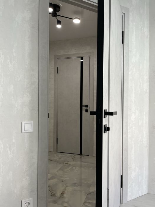 Установка (монтаж) міжкімнатних дверей та МДФ плінтуса