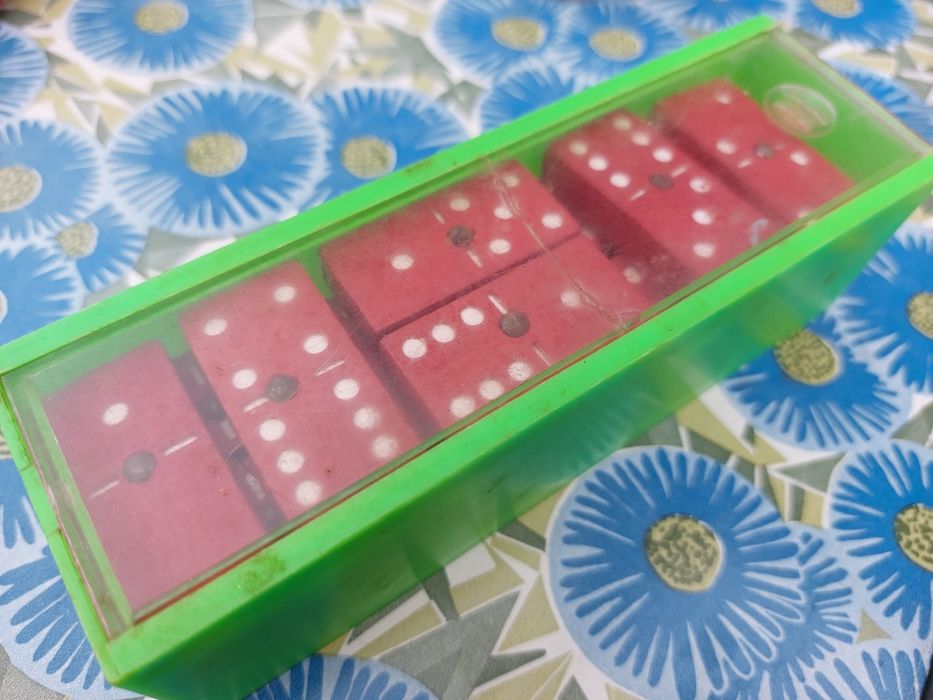 Jogo de dominó em madeira vermelha (raro)