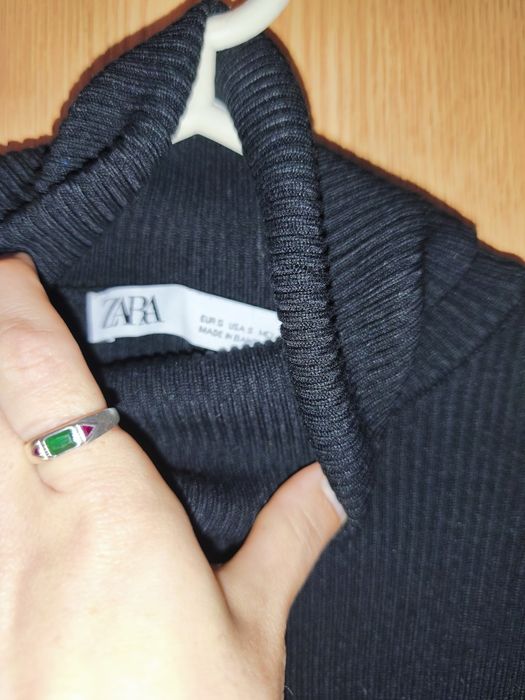 Vestido malha gola alta e mangas balão