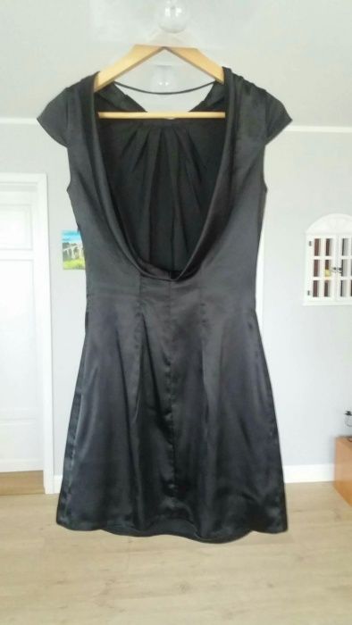 czarna sukienka z odkrytymi plecami karnawał