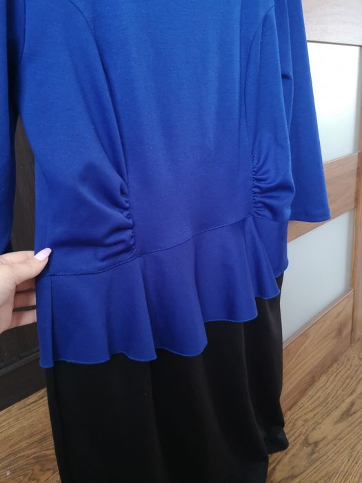 Elagancka sukienka damska z baskinką plus size