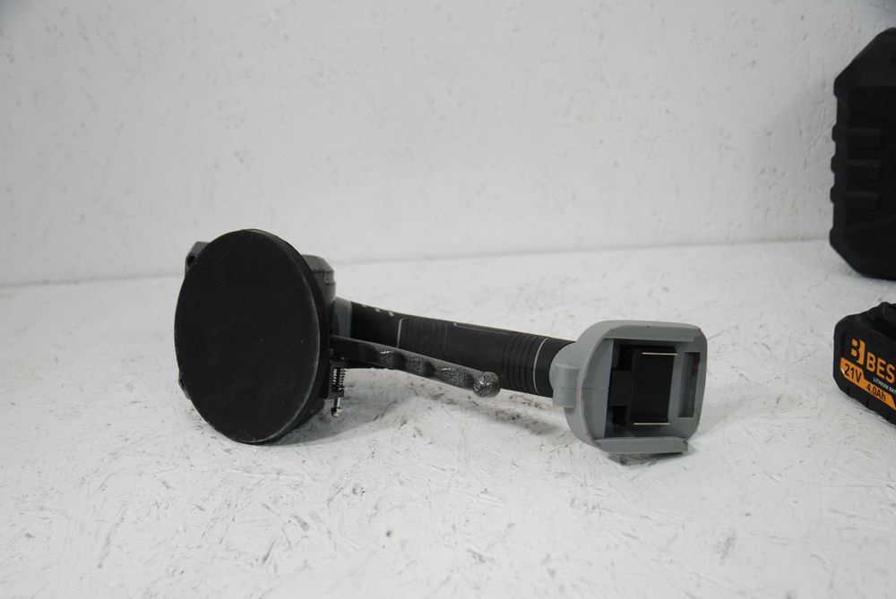 Przyssawka wibracyjna do układania płytek