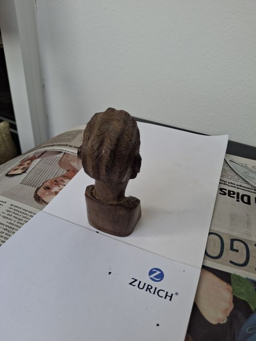 Pequeno busto em madeira
