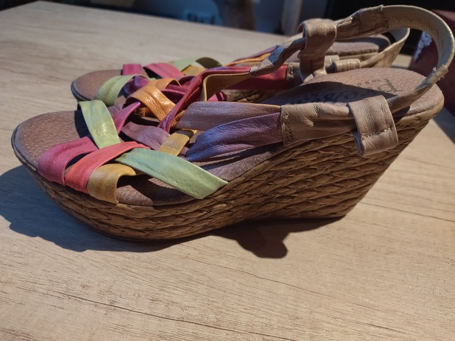 Sandałki na koturnie Presso