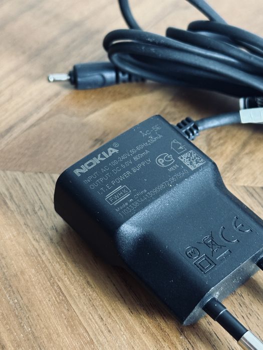 Ładowarka Nokia AC-5E - 5V/800mA, czarna, 185 cm, cienki okrągły bolec