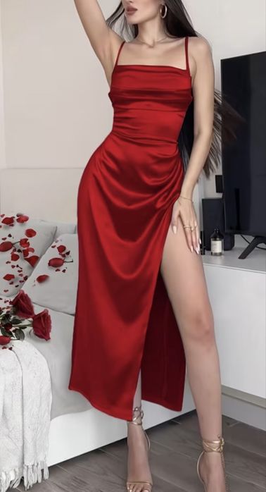 Elegancka czerwona satynowa sukienka maxi z rozcięciem