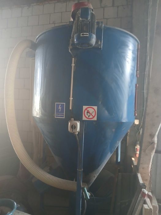 Mieszalnik pasz sypkich ze śrutownikiem