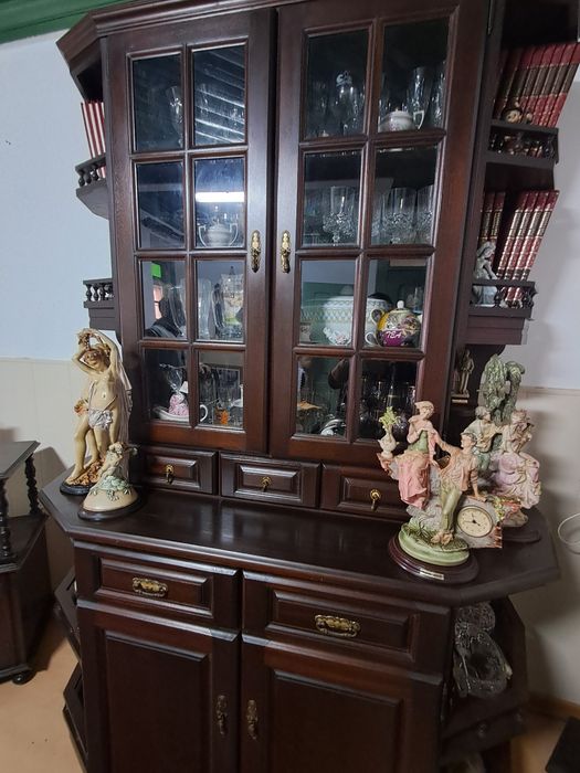 Móvel com cristaleira