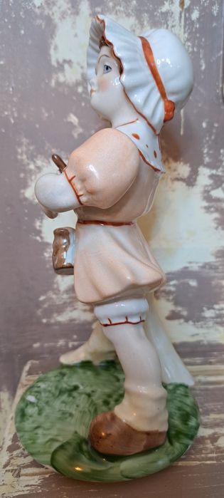 Porcelanowa figurka dziewczyna bez buta