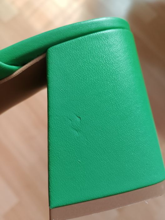 Nowe Skórzane klapki na słupku 39,5
