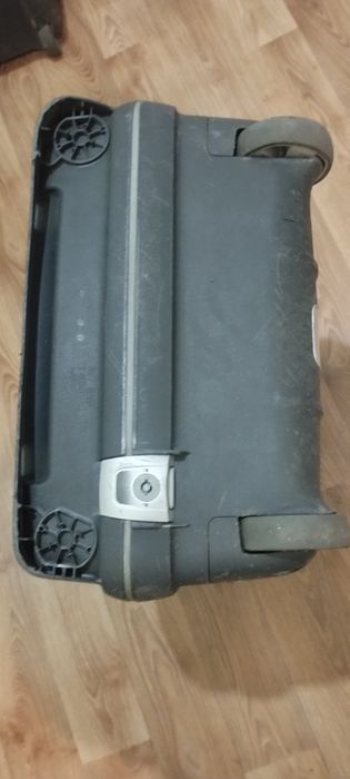 Чемодан пластиковый средний Samsonite