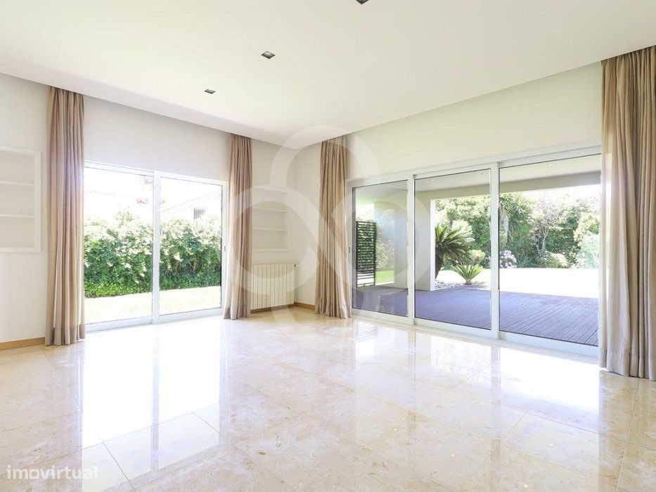 Moradia T6 Isolada no Estoril com piscina e garagem mais espaços ve...