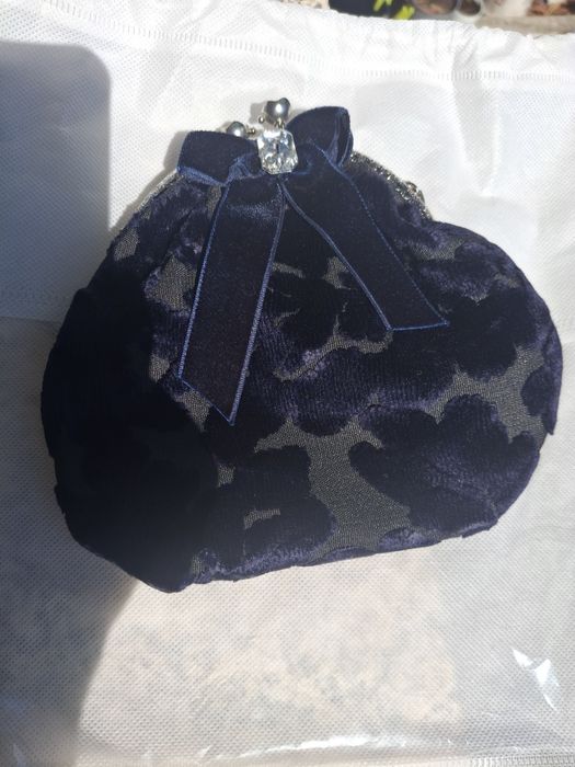 Pochette em tecido azul marinho, com relevo  e alça em prateado