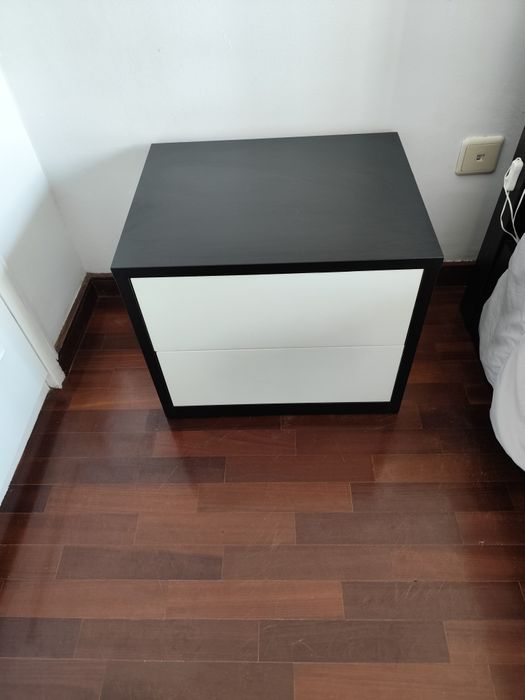 Cama de casal em madeira 150*200 com colchão e mesas de cabeceira