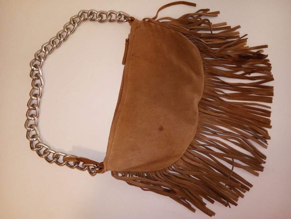 Mala em pele genuína, camel. Modelo de ombro com corrente e franjas