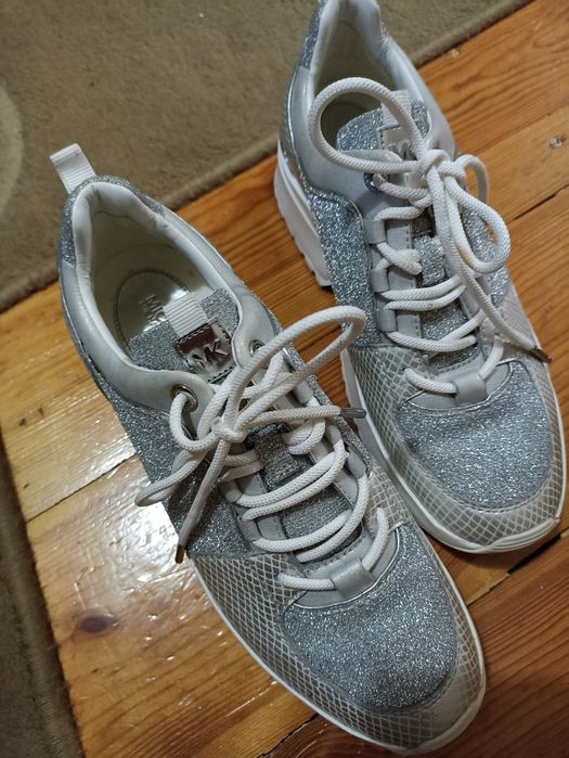 Кросівки . Гарної якості. Гарно виглядають. Стильне взуття.
